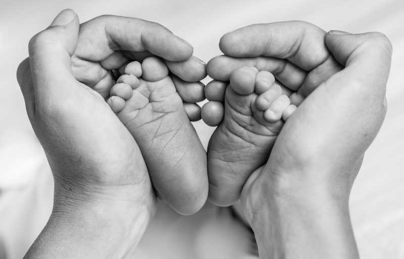 双手捧着婴儿的脚