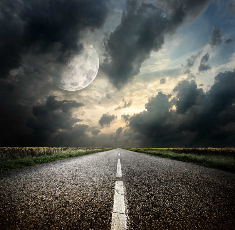 高速公路和天上的暗云