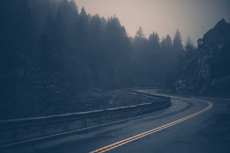 傍晚多雾的弯曲山路