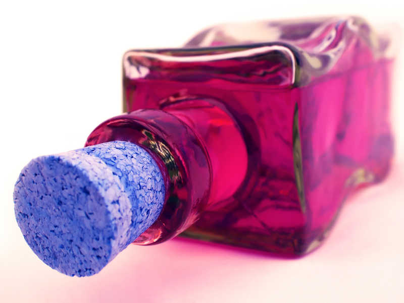 装有液体的软木塞玻璃瓶特写