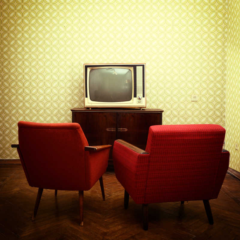 两个老式的扶手椅和复古电视