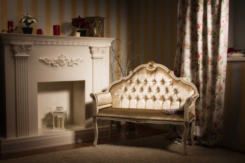 室内与贵族风格的壁炉和沙发