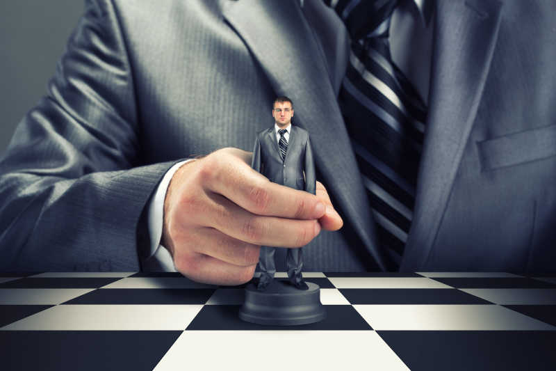 员工像棋子一样被老板握在手中