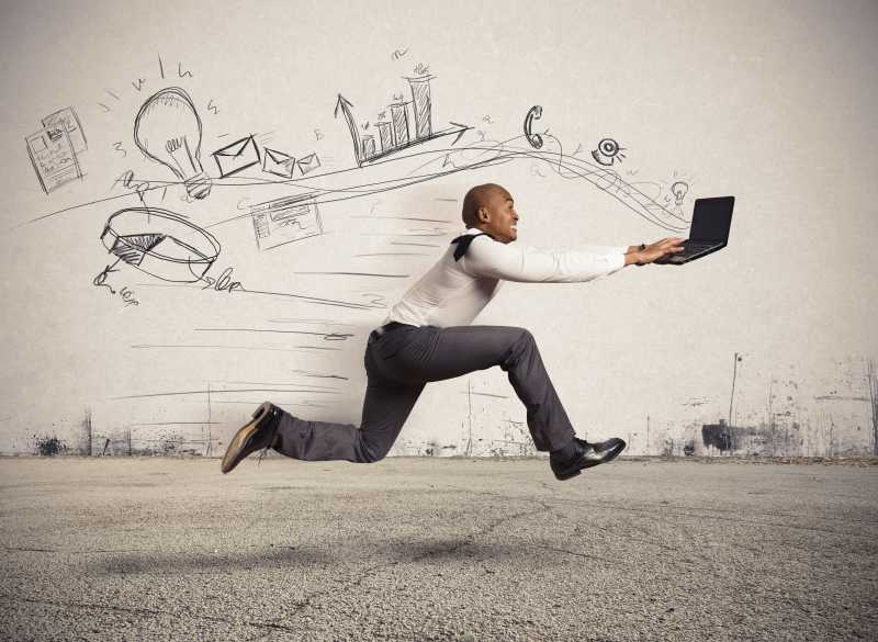 拥有创意的商人拿着笔记本奔跑