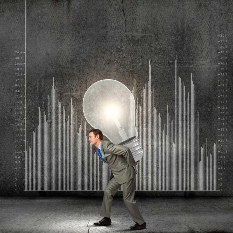 背着灯泡的商人