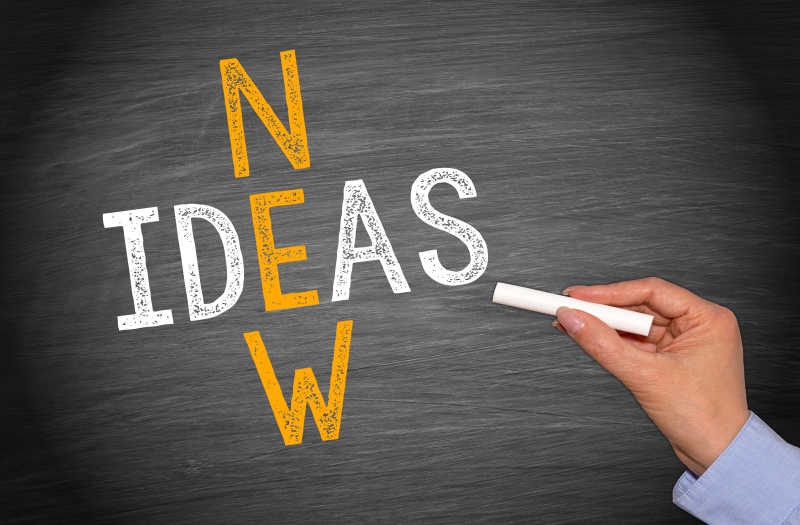 黑板与女性手中的粉笔