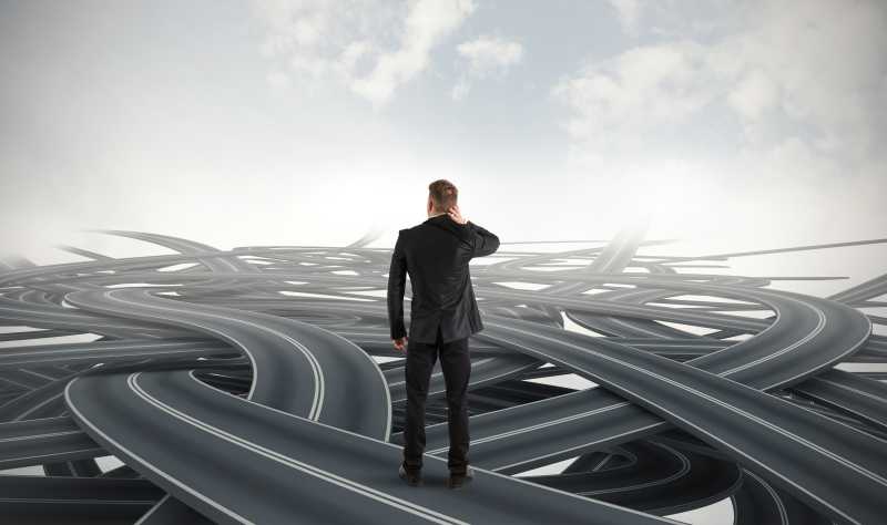 站在错杂公路上不知所措的商人