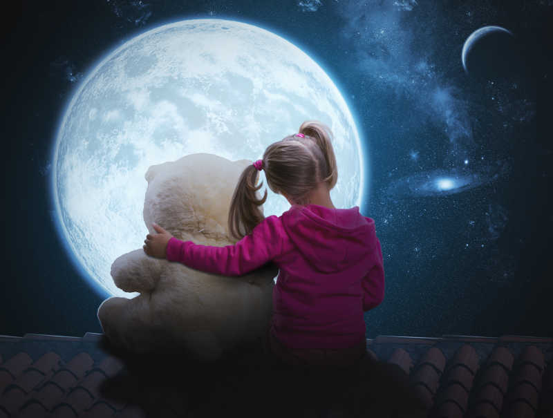 仰望月亮的小女孩图片图片