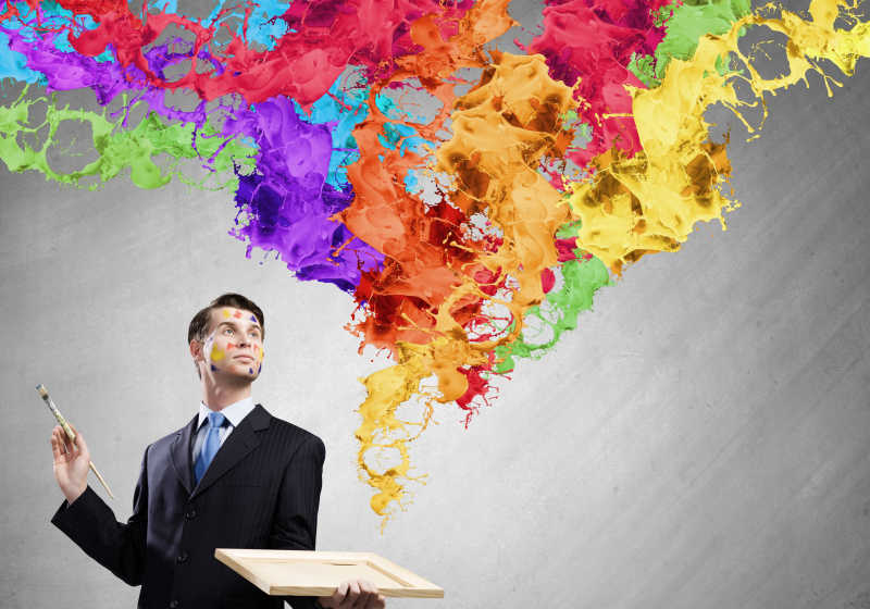 拿着画板和画笔的男人