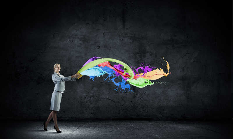 女子泼出去的彩色油漆