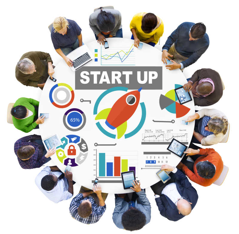 14个人围成一桌在玩手机平板笔记本