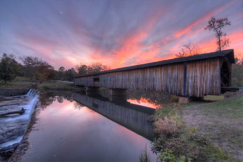 风景优美的美国佐治亚州的磨坊盖桥