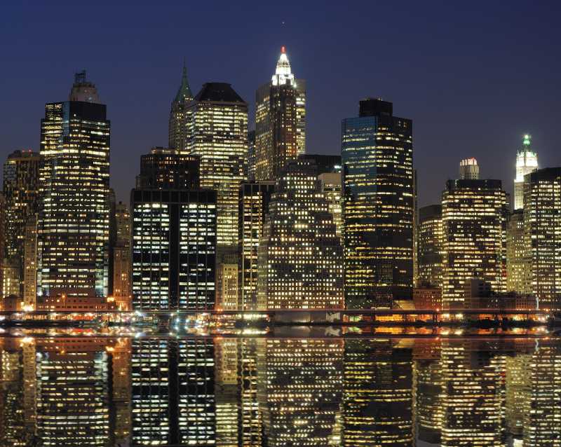 美丽的曼哈顿城市河倒影夜景