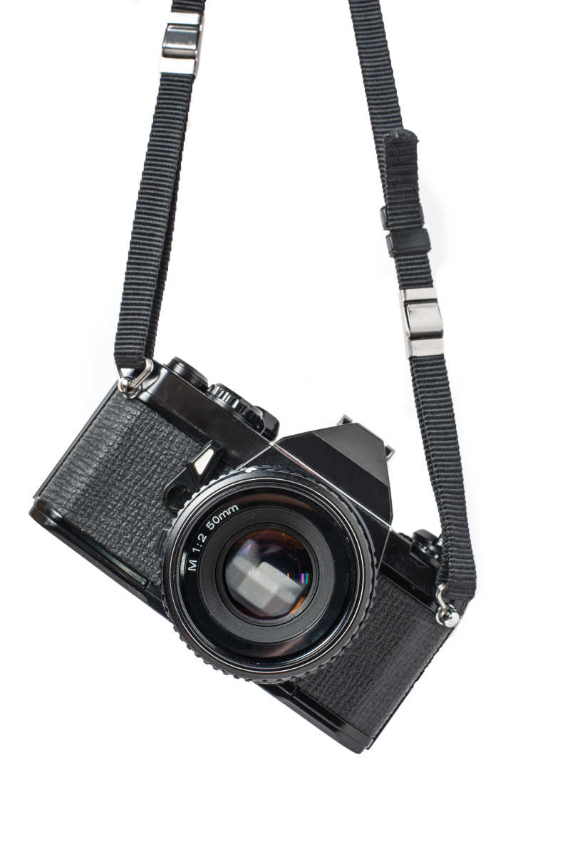 挂着的黑色单反相机