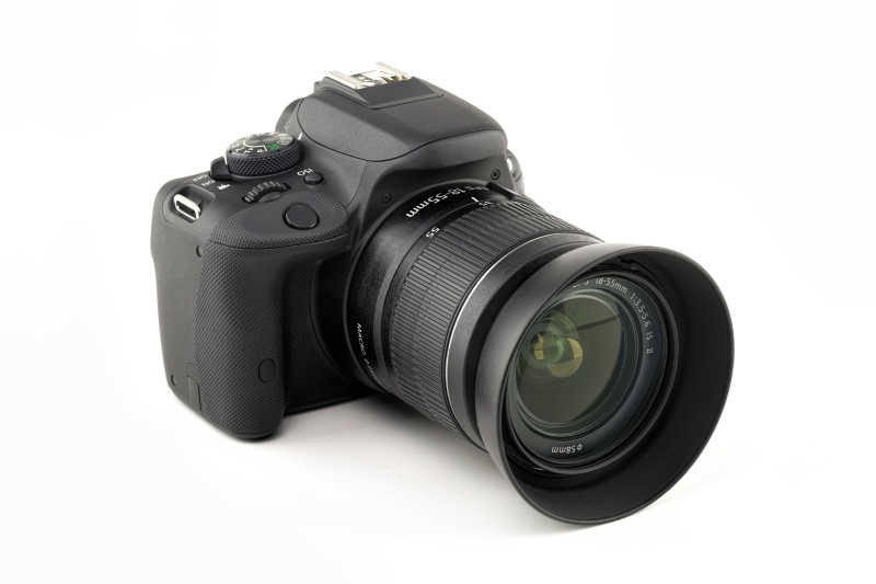 白色背景上的数码单反相机