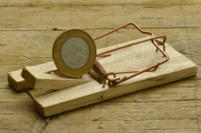 随时会弹回的捕鼠夹上放着金币