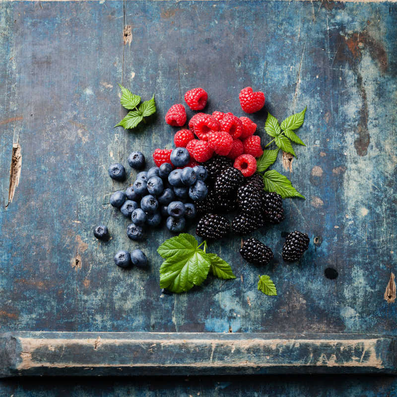 木质背景下的三种水果