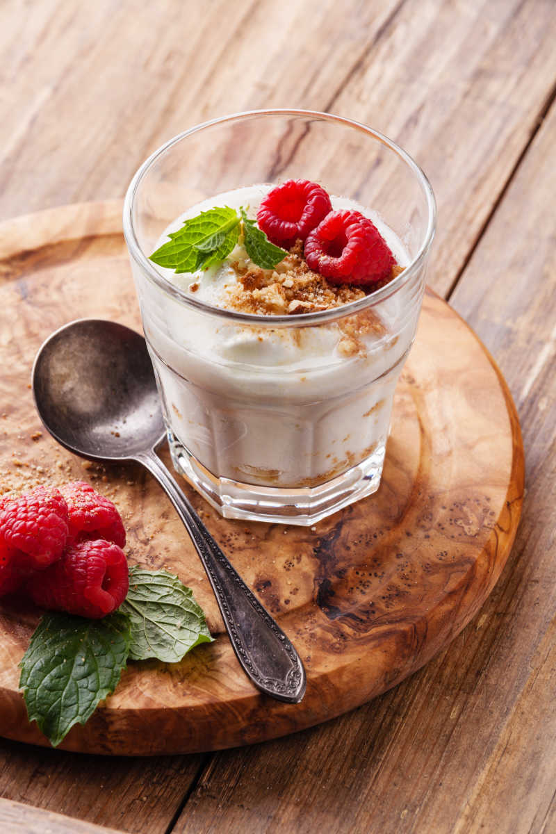 自制的酸奶麦片加覆盆子