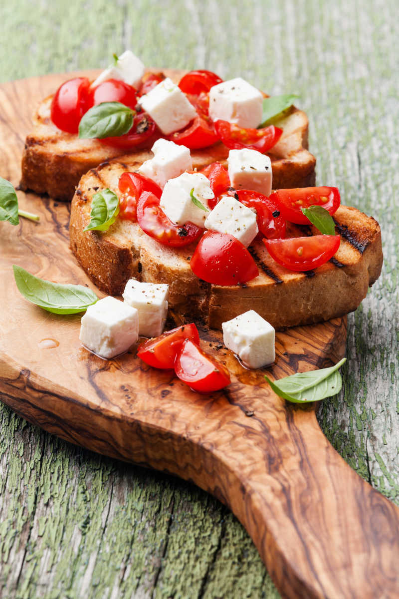 砧板上的烤面包和番茄奶酪