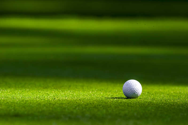 绿草坪上的高尔夫球