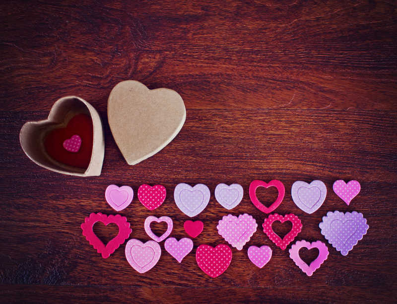 木板上的各种爱心纸片