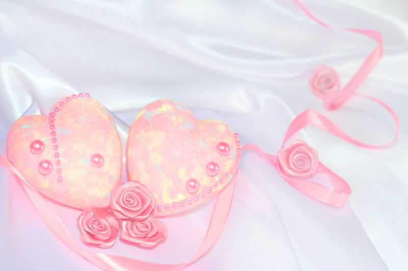 心形的装饰玫瑰和丝带