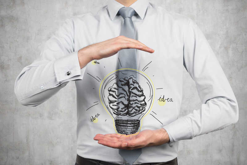 男人手中心捧着一个概念灯泡