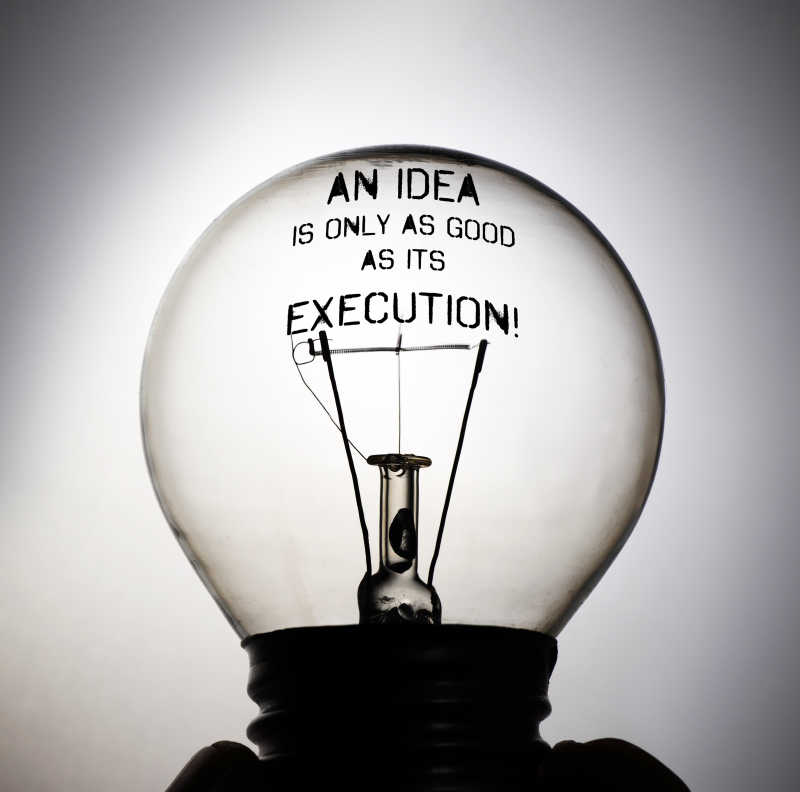 一个写着一个想法和它的执行一样好的白炽灯