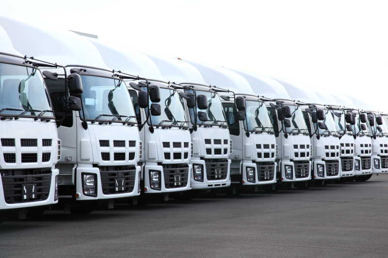 两辆白色送货车倒在仓库里发短信素材-高清图片-摄影