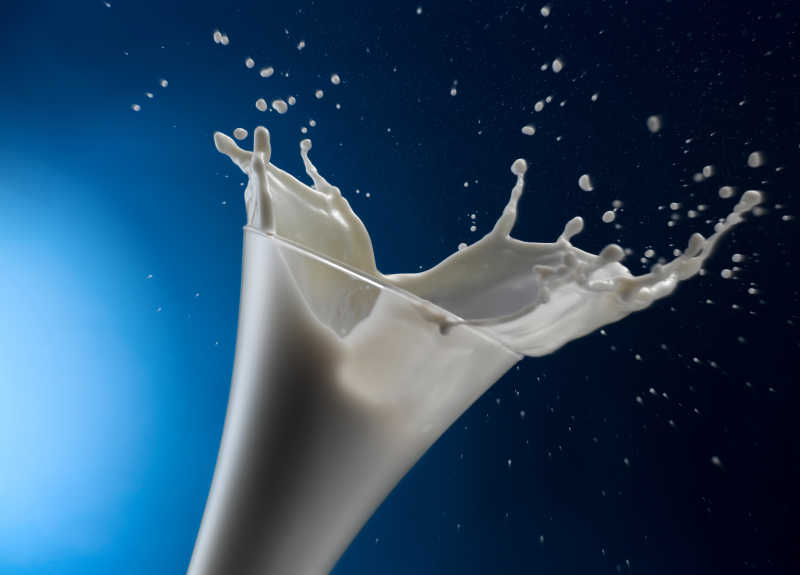 一杯新鲜的牛奶