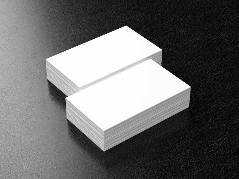 皮革上放着两打白纸