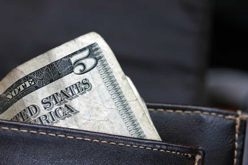 五美元的现金
