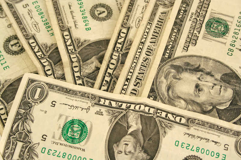 被沙子挡住的美元