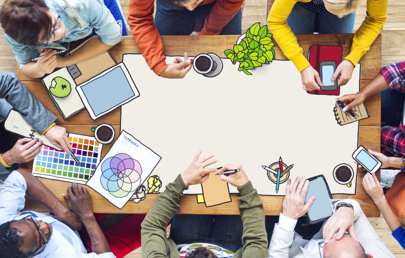 围着桌子坐讨论的团队