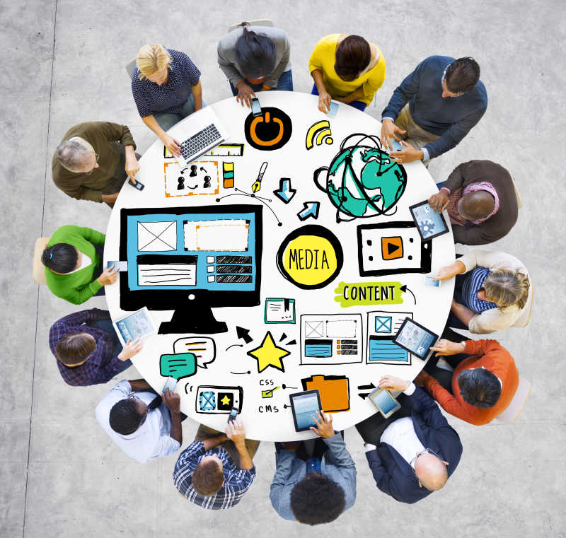 一群人围着桌子玩电子科技