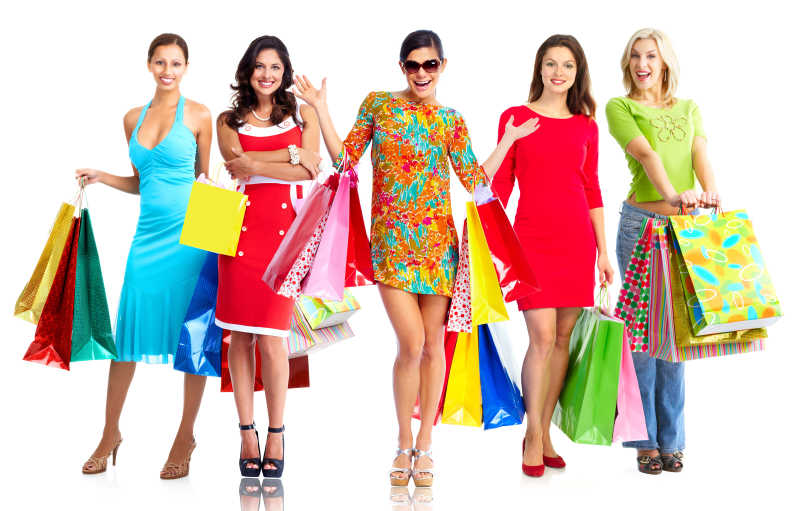 五个提着购物袋的女人