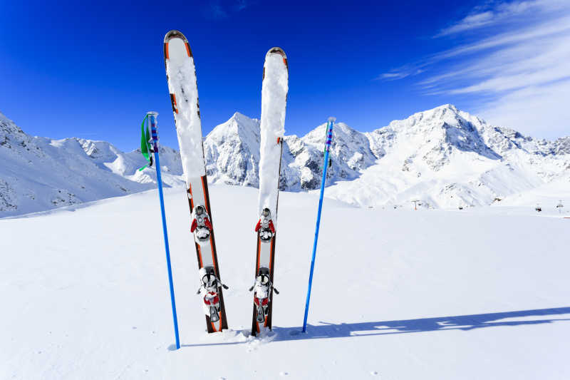 伫立在雪地里的滑雪板