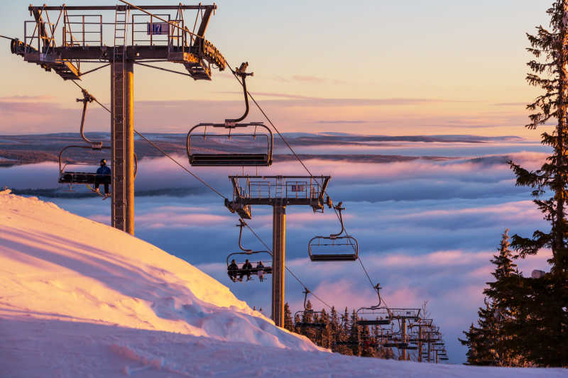 落日下的滑雪山美景