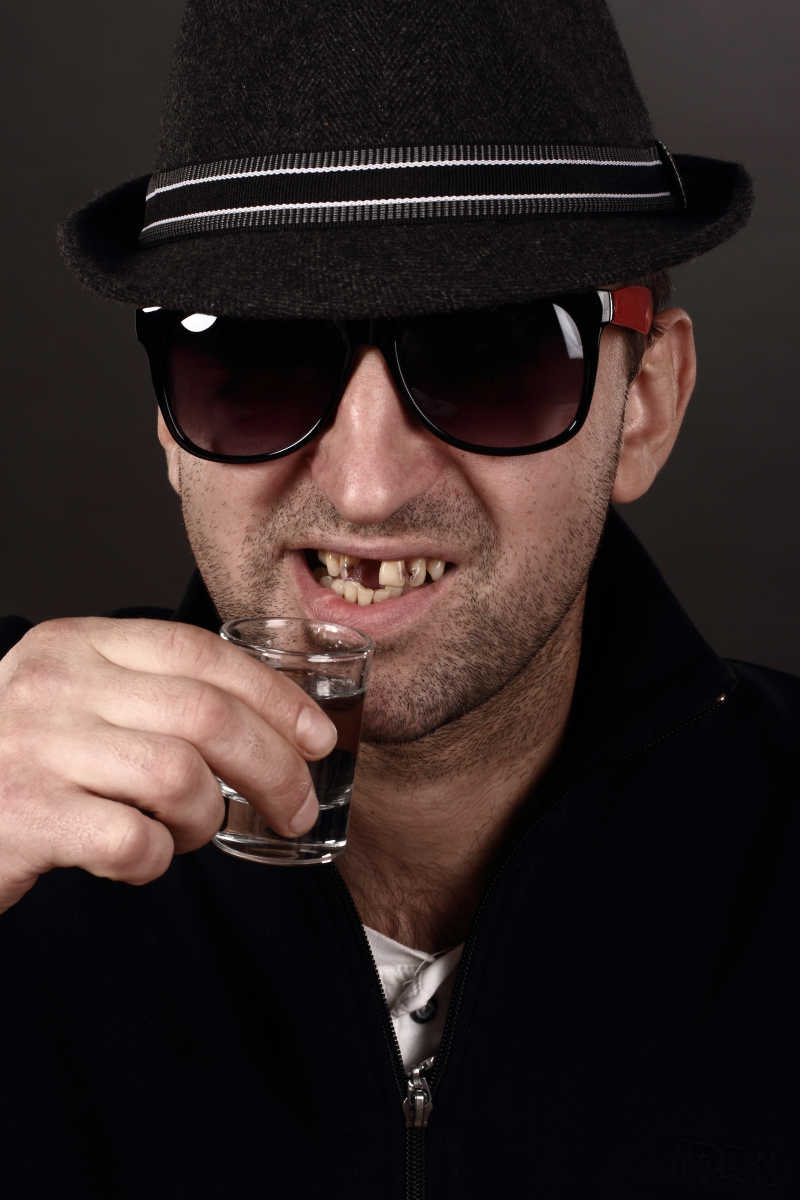 喜欢喝酒的微笑男人