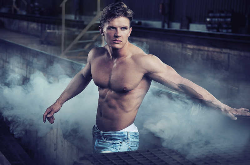 穿着牛仔裤的帅气男子