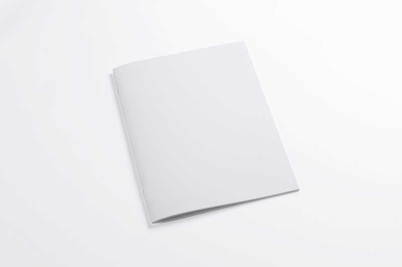 白色桌面上的空白纸张