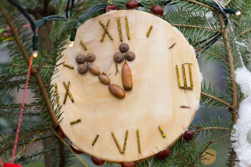 装饰圣诞树的时钟