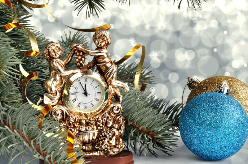 圣诞树旁的闹钟