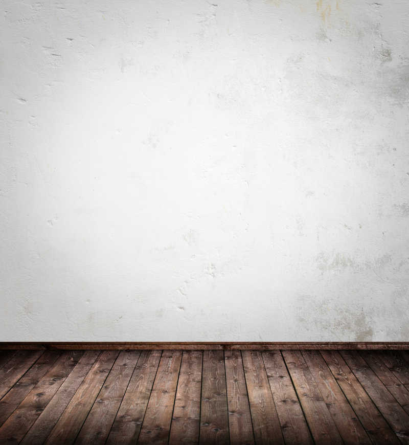 纯白的墙壁和木头地板