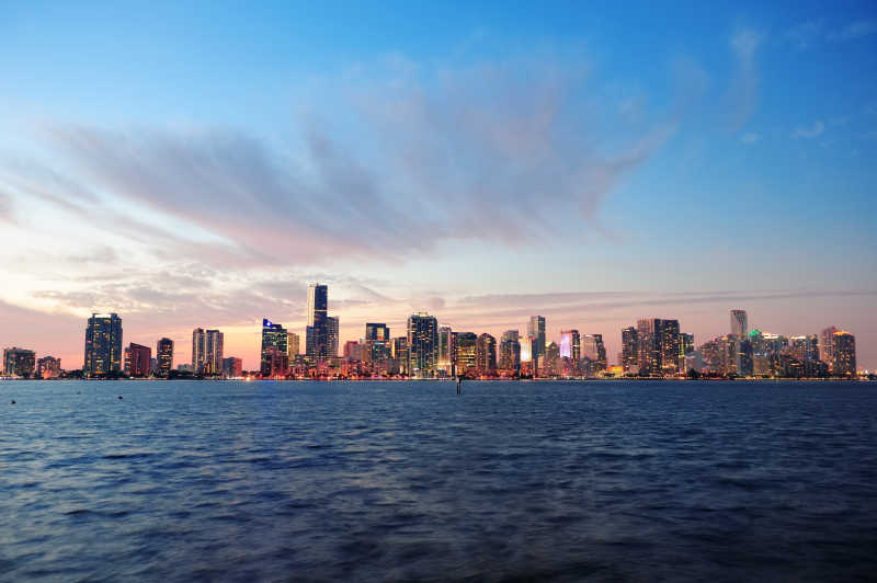 迈阿密热火主场气势如虹 斯波尔斯特拉战术调度屡建奇功 年轻球员迅速成长助球队重返争冠行列