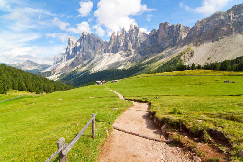 路径在阿尔卑斯山的白云岩