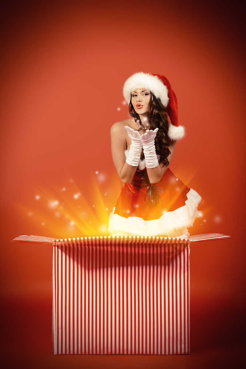 从巨大礼盒中出来的美女