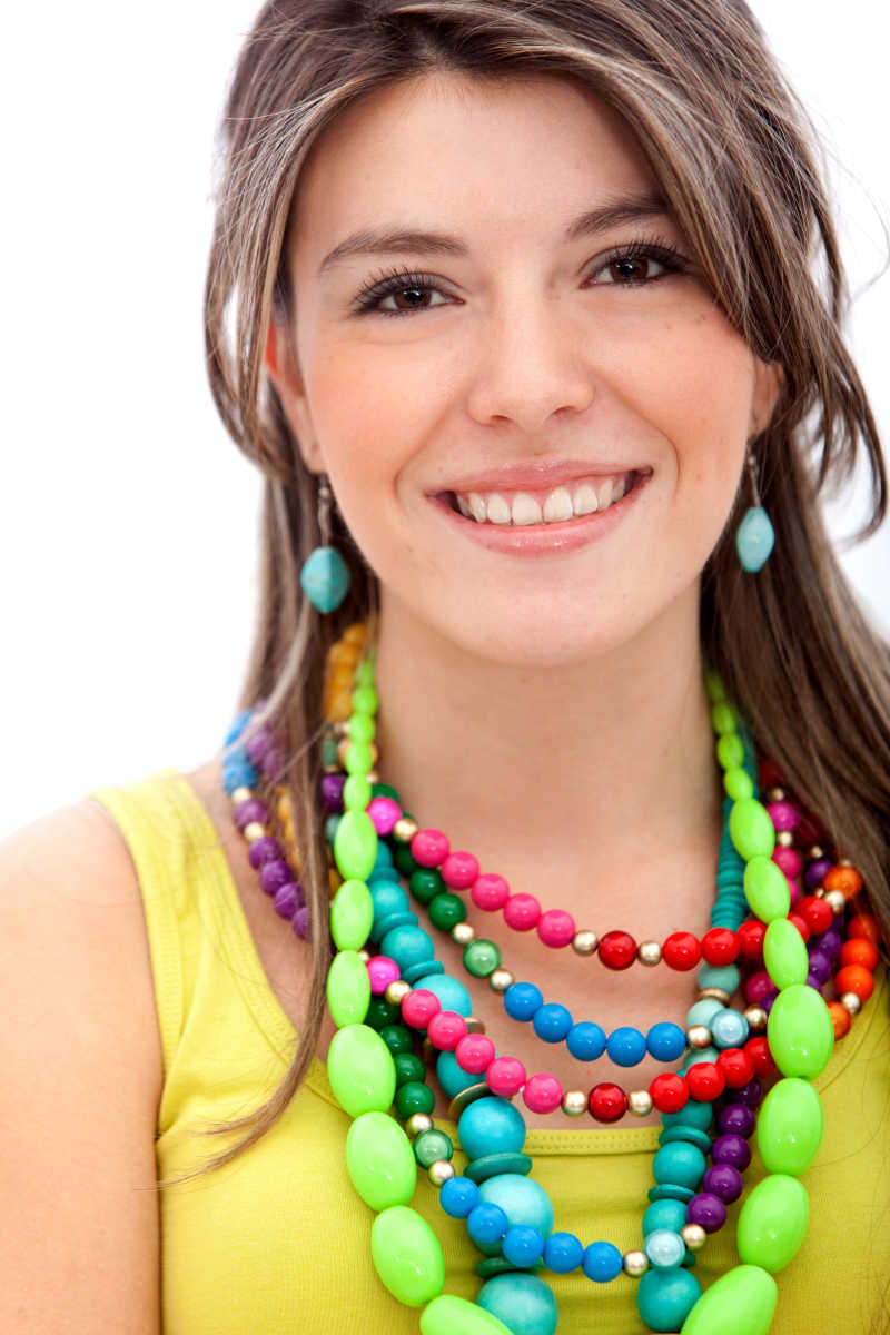 戴着多彩珠宝的女孩