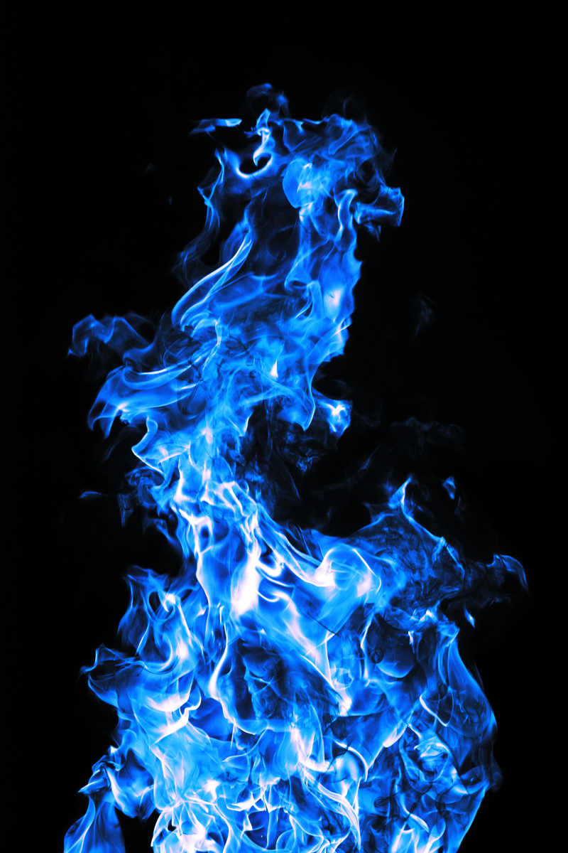黑色背景下的蓝色火焰