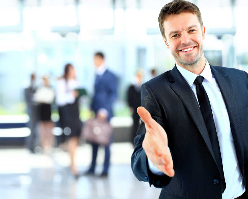 一位微笑的成功商人握手